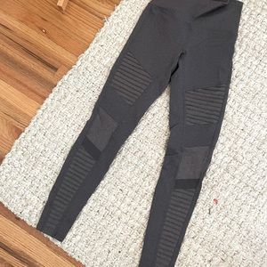 Alo yoga Moto Leggings in stormy heather High Waist